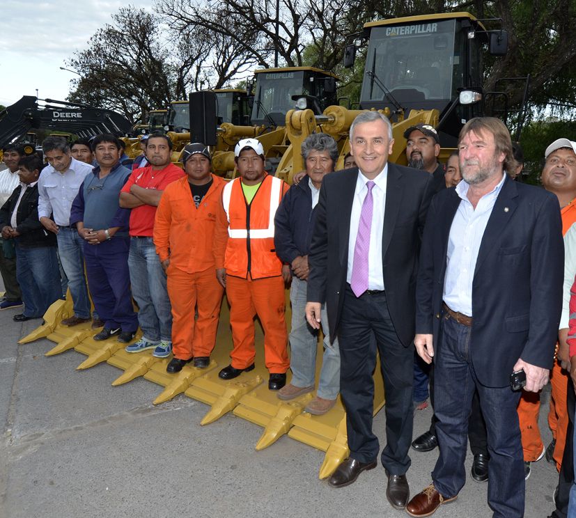 Gobernador Morales, Ministro Rizzotti, junto a trabajadores de Vialidad y maquinarias adquiridas para el organismo 