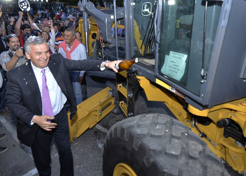 Gobernador Morales hace la tradicional chaya en uno de los vehículos