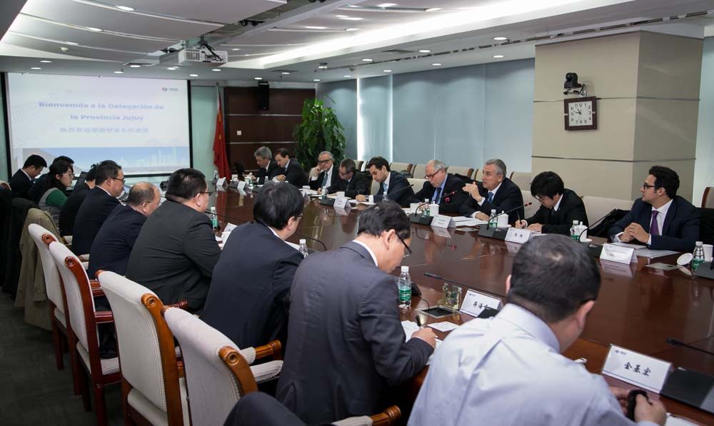 Gobernador Morales junto a Embajador argentino en China, Diego Guelar, y funcionarios provinciales reunidos con representantes de  una de las empresas chinas