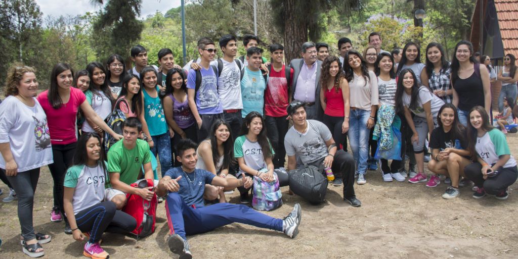 El ministro Oehler despide a la delegación del instituto "Santa Teresita", en el parque San Martín.