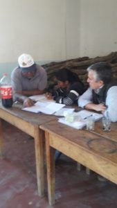 Pablo Quinteros junto integrantes de la comunidad