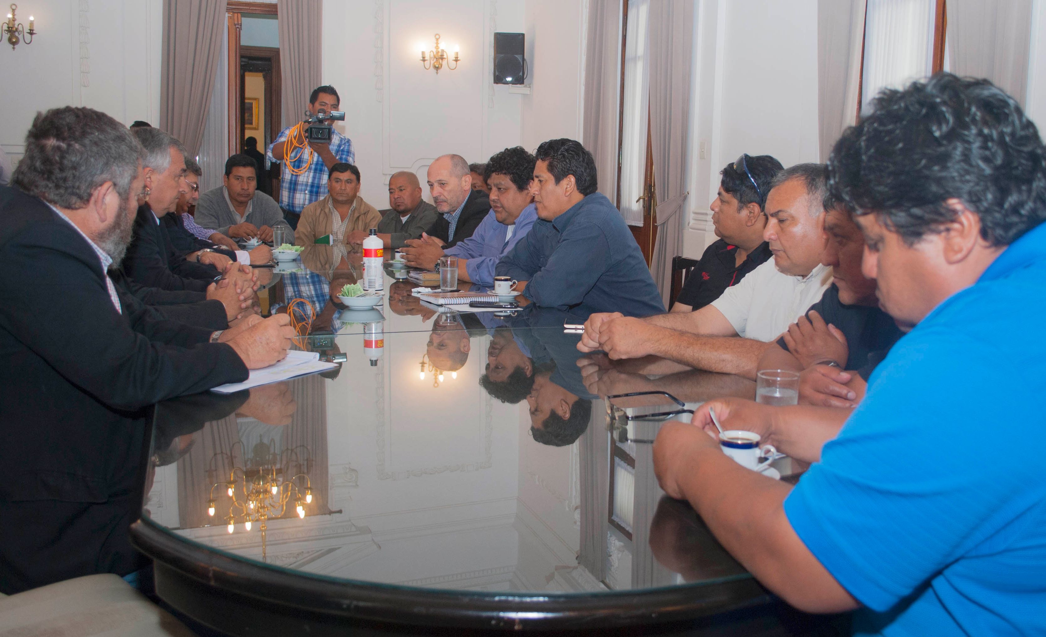 Gobierno y gremios de La Esperanza en positiva reunión