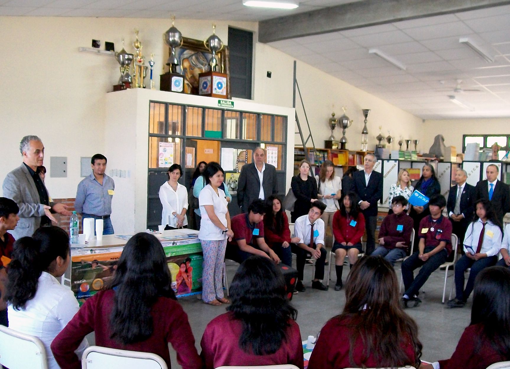 Funcionarios y equipo técnico de Salud junto a alumnos de la Esc. Técnica Belmonte.