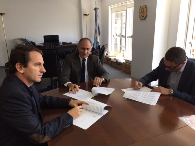 Pablo Civetta junto al titular del ENOHSA Jahn y el apoderado de la empresa.