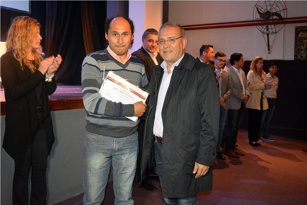 El Ministro Abud Robles, encabezó la entrega de certificados.