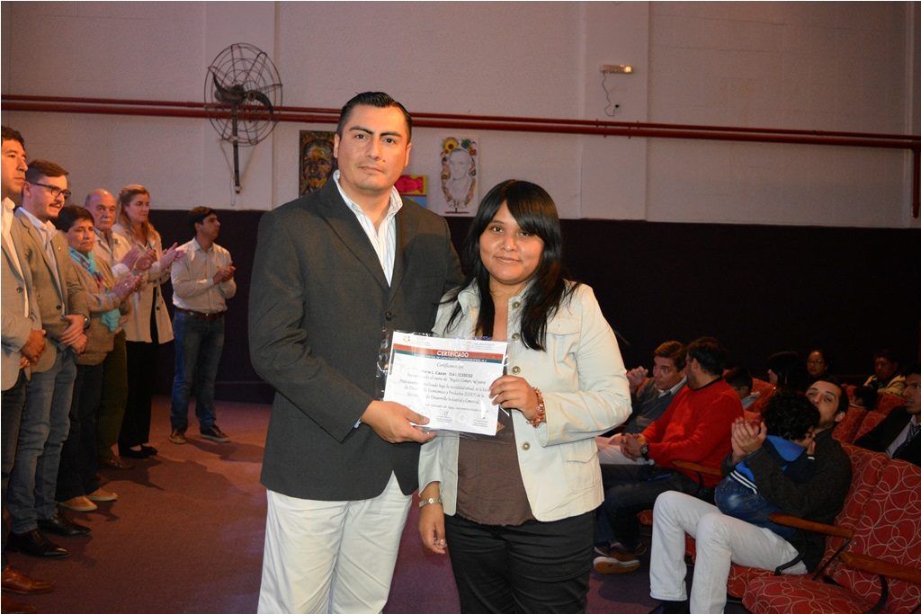 El Secretario Diego Suárez, junto a una de las egresadas.