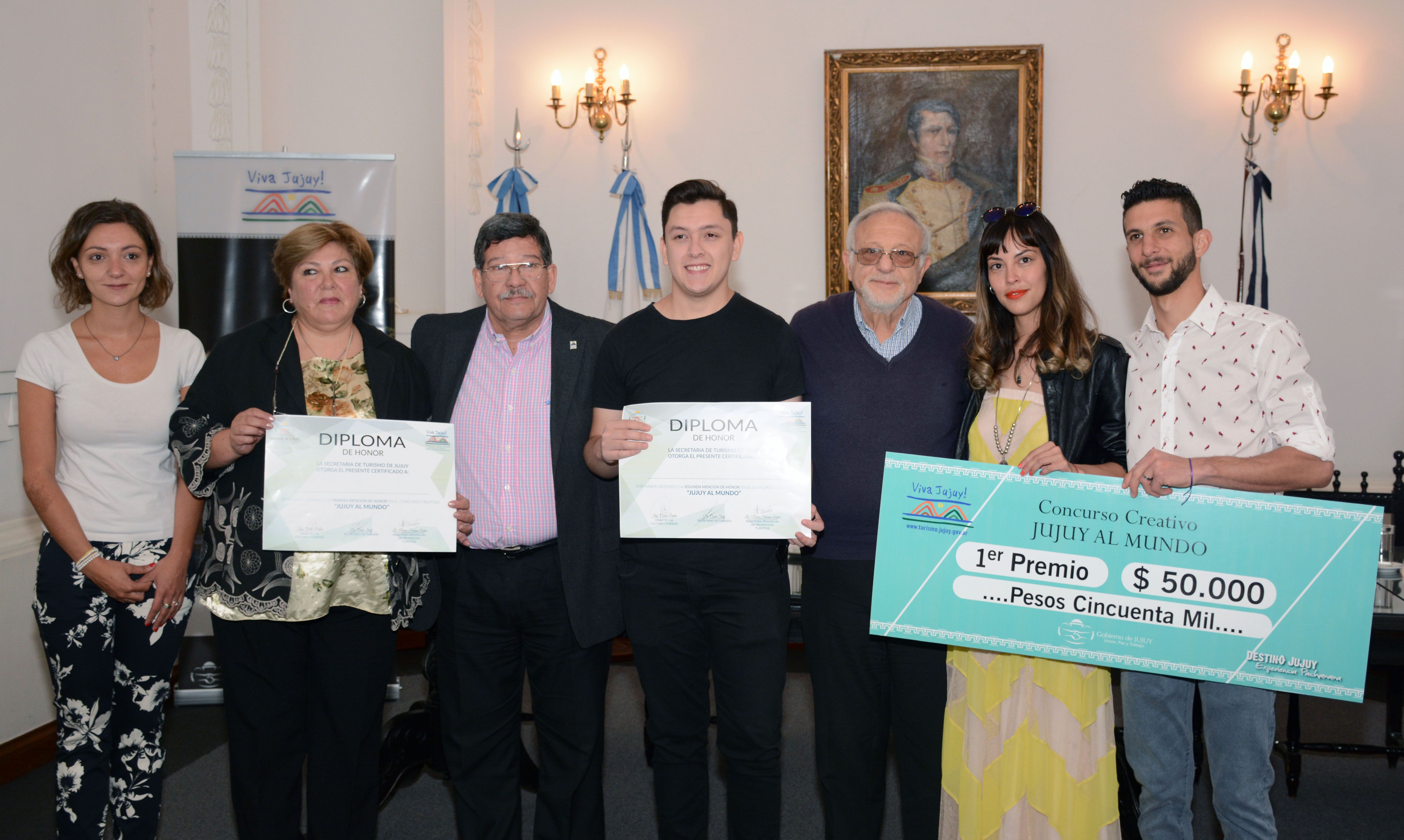 Funcionarios del ministerio de cultura y turismo entregaron premio y reconocimiento a los ganadores del concurso Jujuy Al Mundo