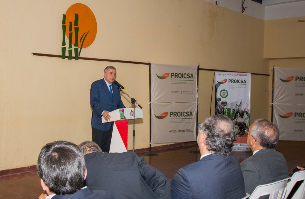 Gobernador Morales pronuncia su discurso a los presentes en el acto