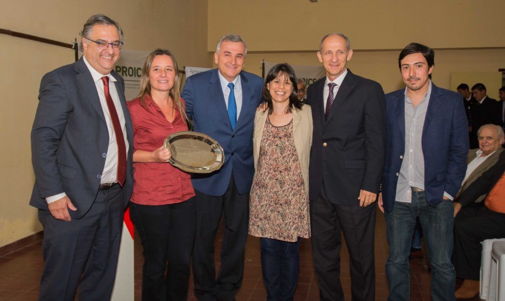 Gobernador Morales junto José Jure, Alejandro Gennari y equipo de la UCAR que fue reconocido con una plaqueta por parte de la Unión Cañeros Independientes