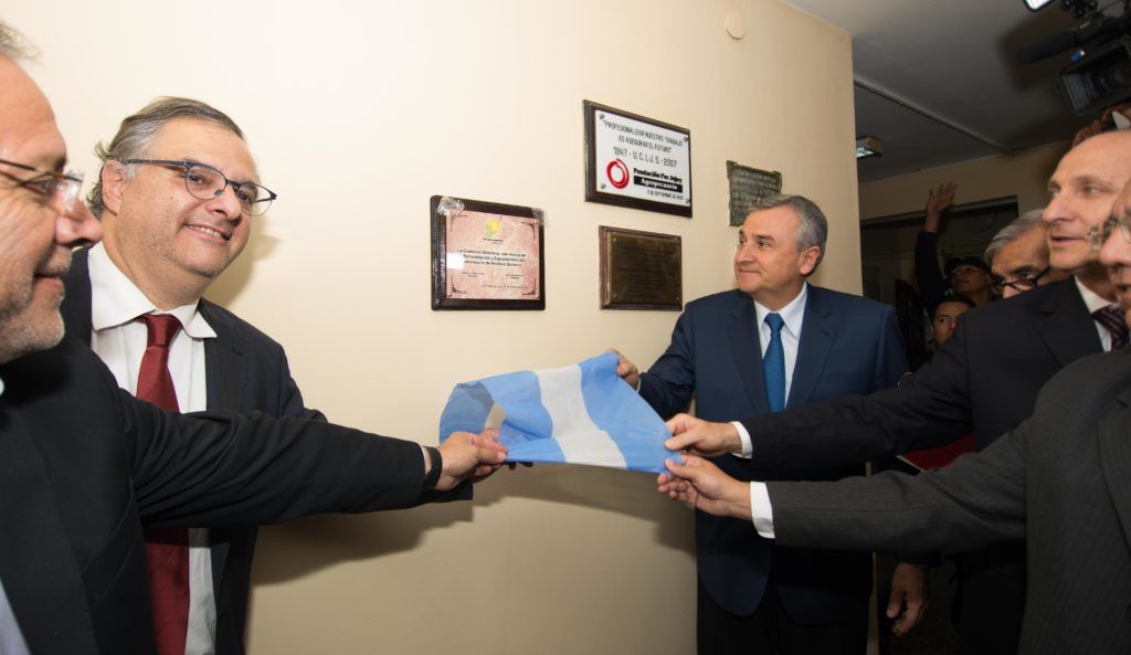 Descubrimiento de la placa alusiva a la inauguración del laboratorio