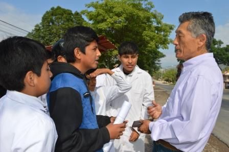 Francisco Inomata junto a los alumnos de la Escuela Nº28