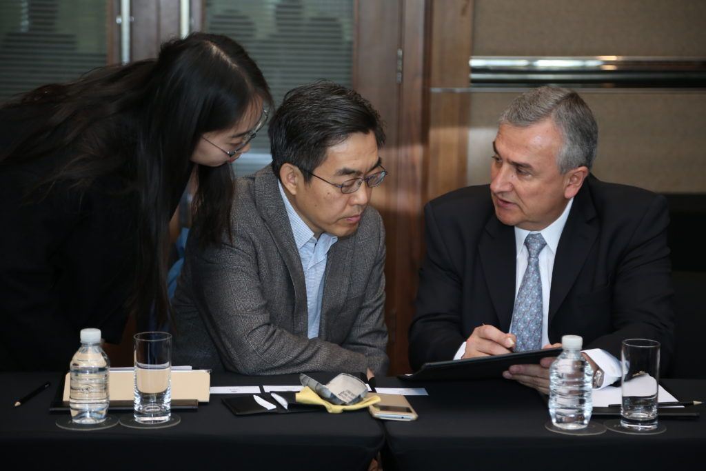 El Gobernador de Jujuy y el Presidente de Sistemas de Negocios de China Rail Road Company analizan el proyecto del ferrocarril trasandino. 