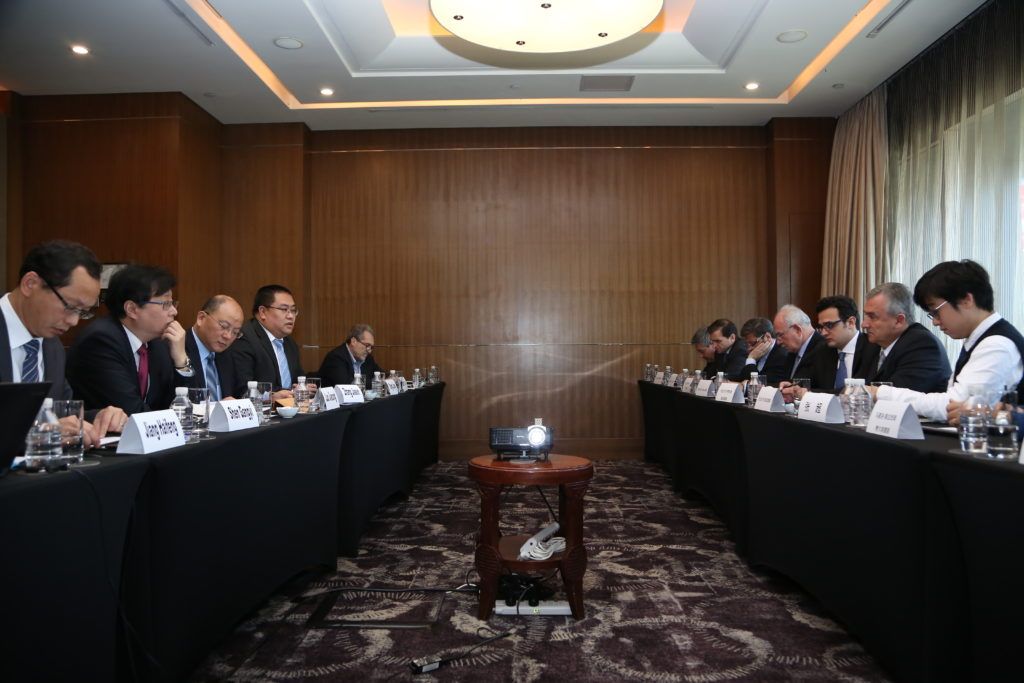 La delegación jujeña encabezada por Gerardo Morales, reunida con los socios de China que participan del proyecto Cauchari 1, 2 y 3.