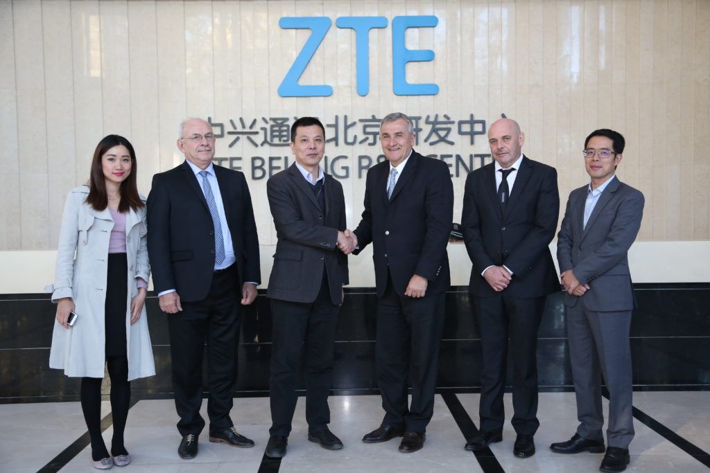 Gerardo Morales junto a ejecutivos de ZTE, encabezados por su vicepresidente, Hu Jian.