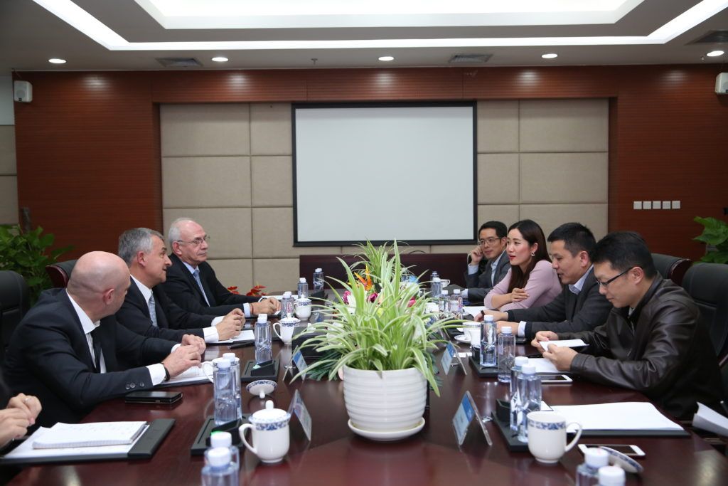 En China, la delegación jujeña negocia con empresarios de ZTE la instalación de un moderno sistema de seguridad.