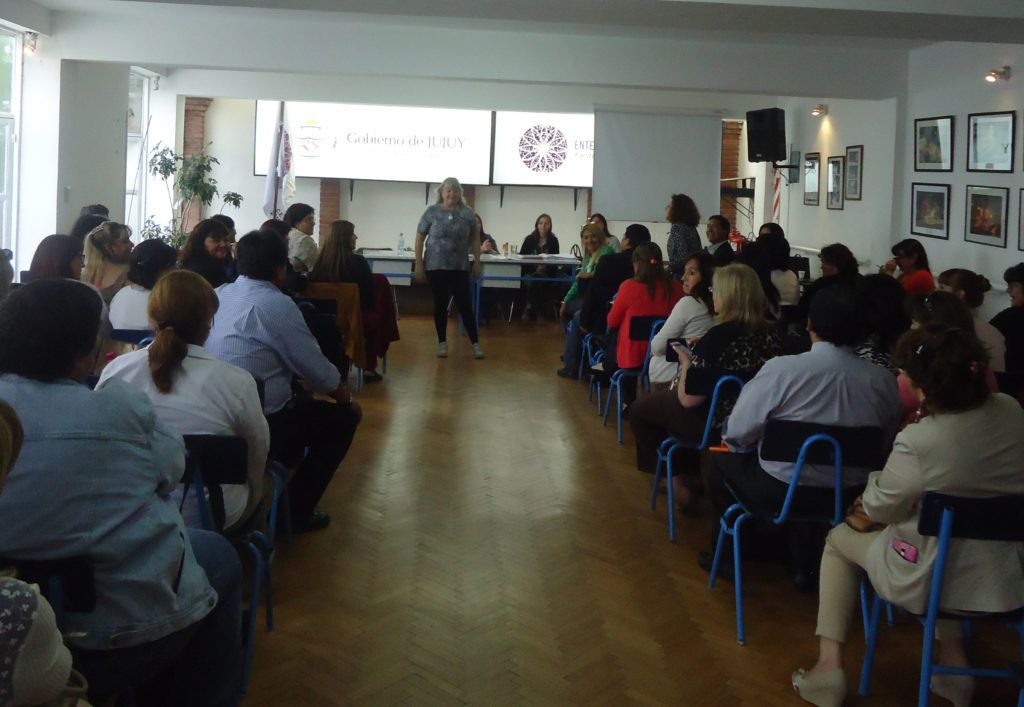 La secretaria de Gestión Educativa, Aurora Brajcich, ante los supervisores y directores con los que se abordaron los procedimientos a realizar ante hechos que vulneren los derechos de los niños y adolescentes en las escuelas.