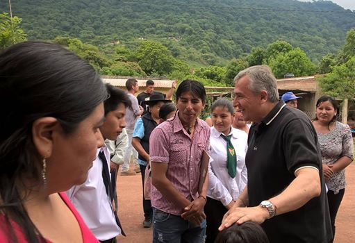 Gobernador Morales saluda a los habitantes de San Francisco al momento de su arribo a la localidad