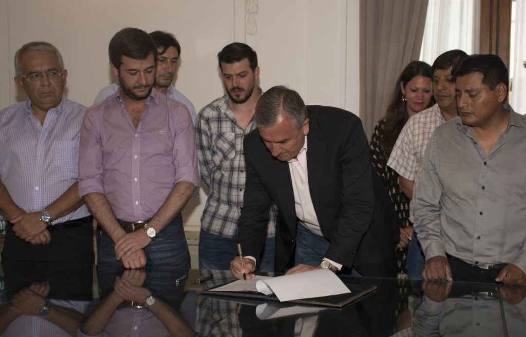 Firma de convenio entre el Gobierno de la Provincia y todos los municipios, en el Salón Blanco.