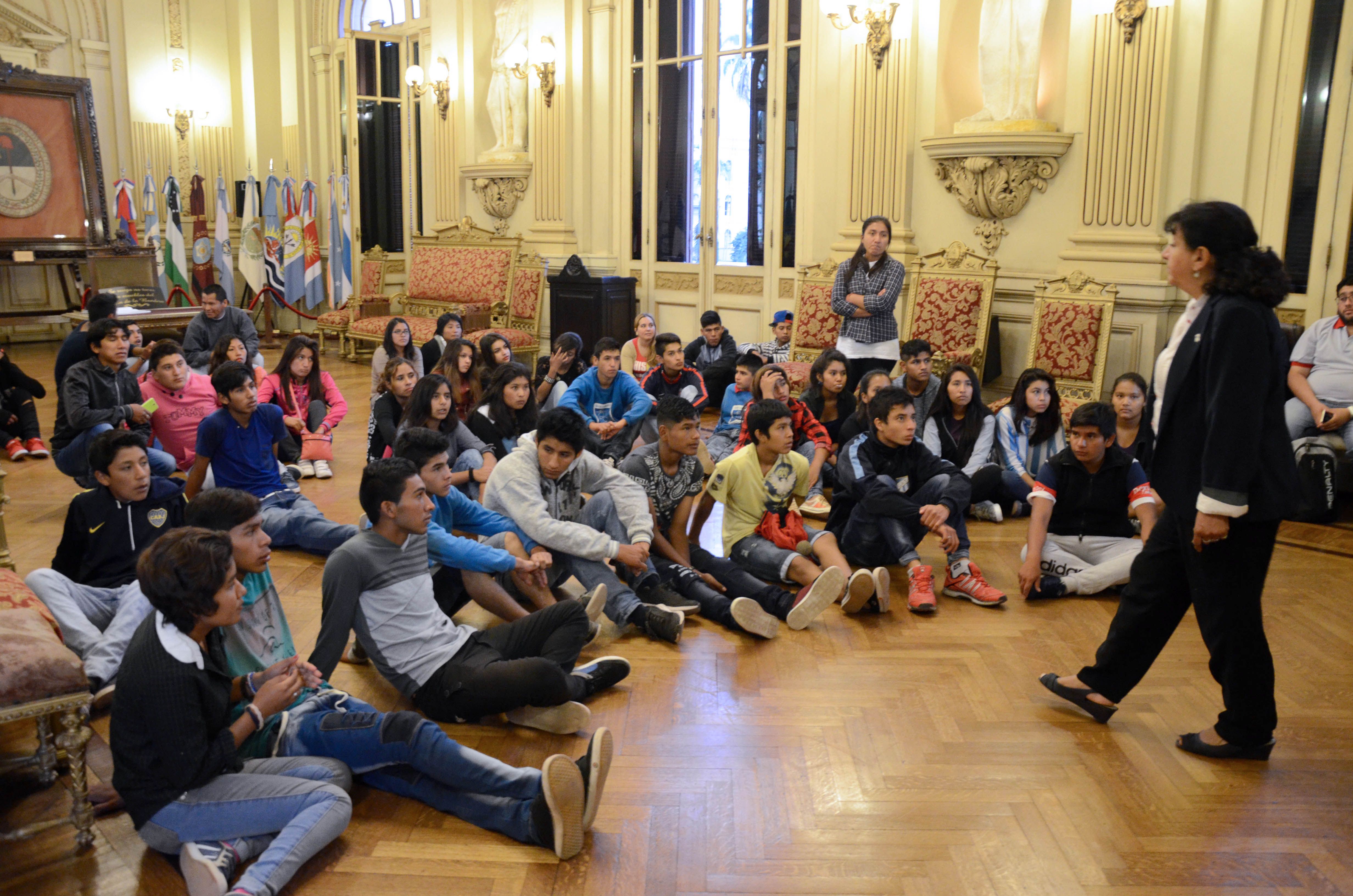 Alumnos de escuelas rurales virtuales visitan el Salón de la Bandera