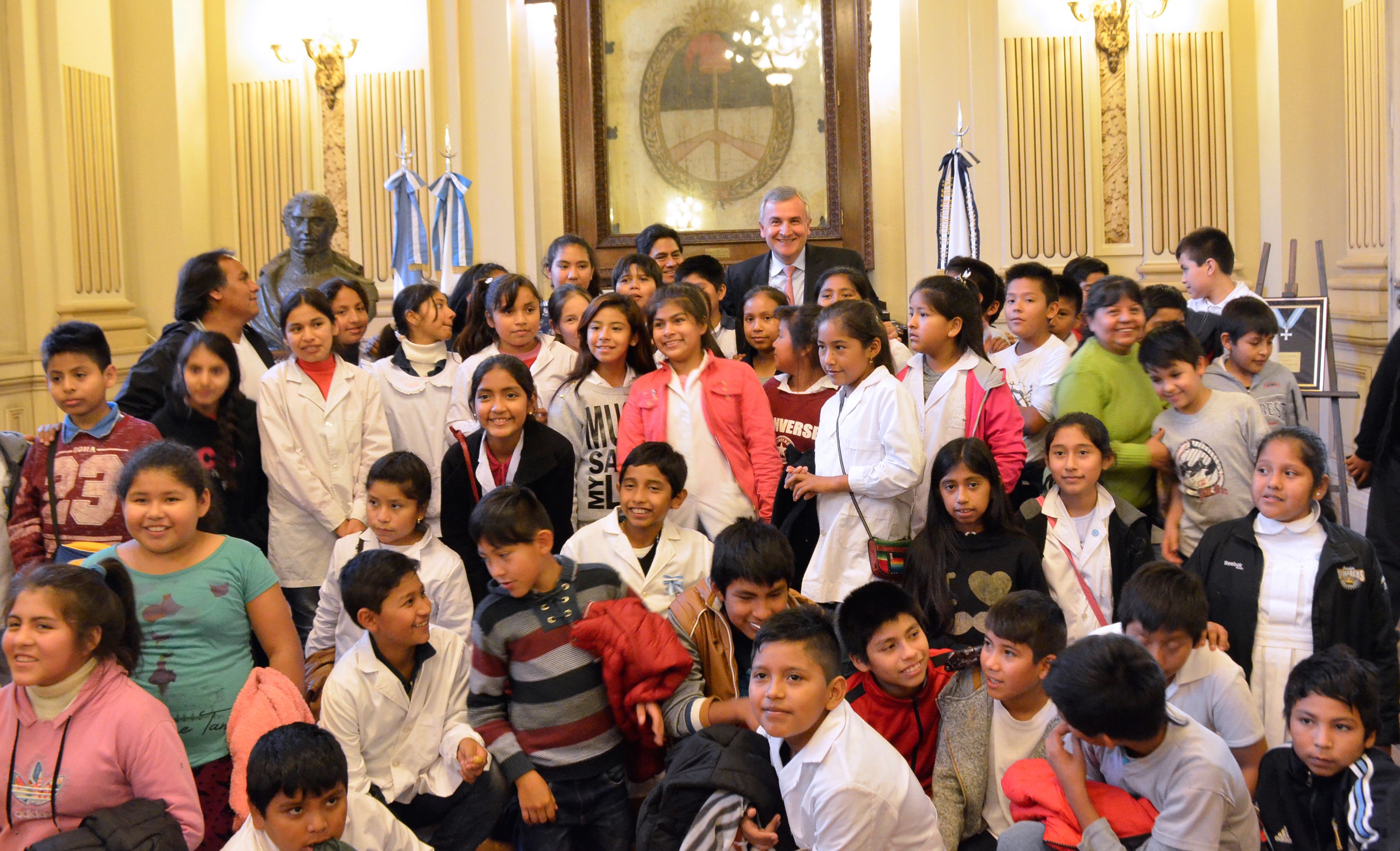 El gobernador Gerardo Morales junto a alumnos de Fraile Pintado en su visita al Salón de la Bandera.