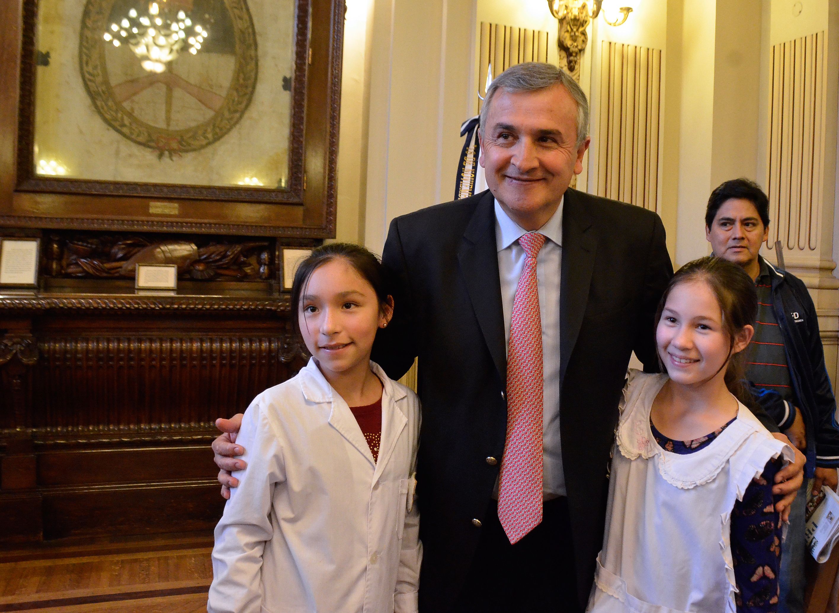 El gobernador Gerardo Morales junto a alumnos de Fraile Pintado en su visita al salon de la Bandera.