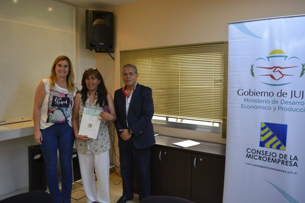 El ministro Abud Robles, y Silvana Berrafato, realizaron la entrega de microcréditos.
