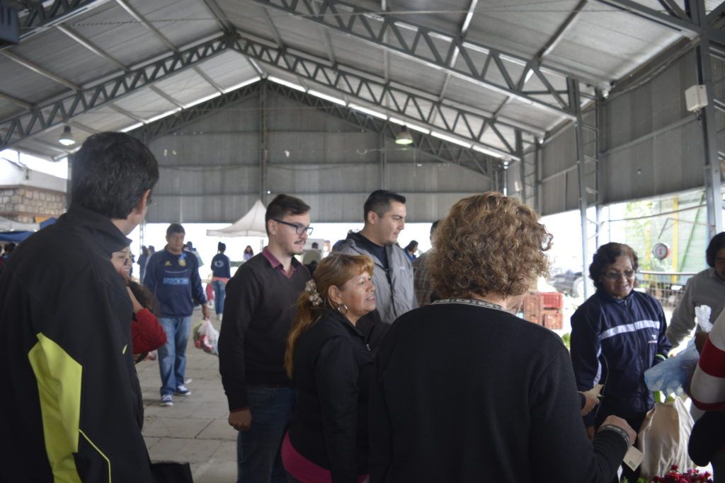 Funcionarios del Ministerio de Desarrollo Económico y Producción recorren puestos de la Feria Frutihortícola