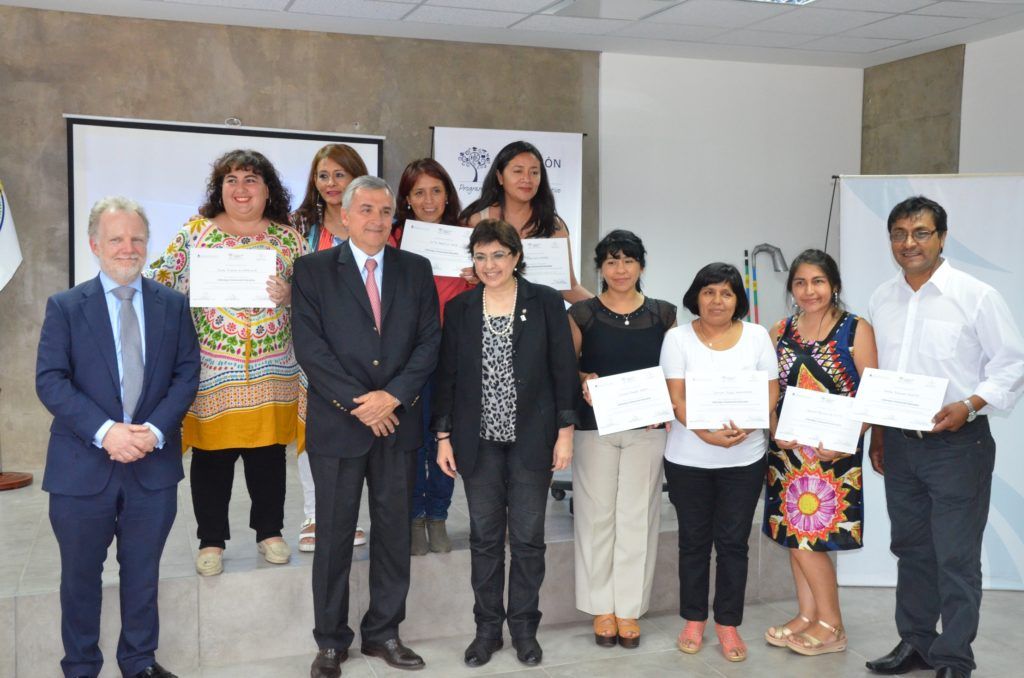 Morales y Calsina junto a los primeros docentes capacitados en liderazgo educativo 