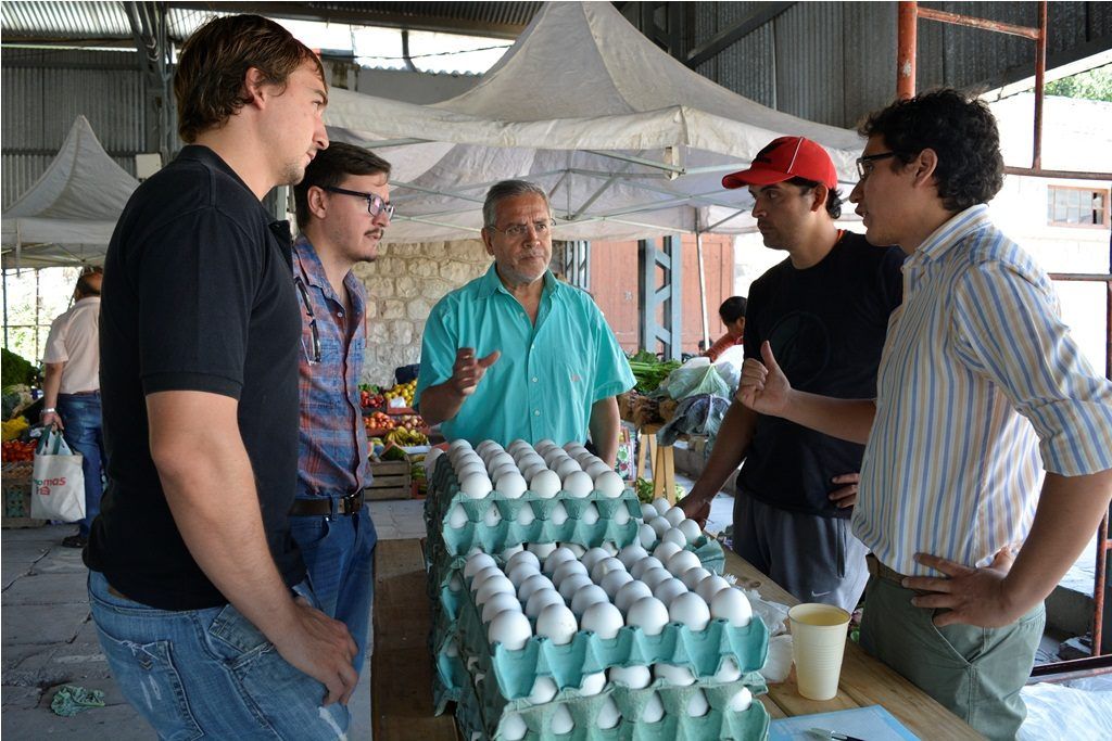 Ministro Abud Robles dialogó con productores en feria frutihortícola
