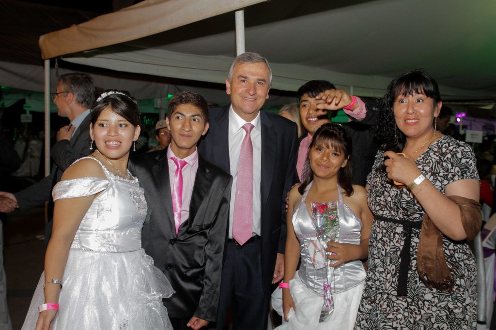 Morales festejó junto a los egresados de la capital la Cena Blanca 2016