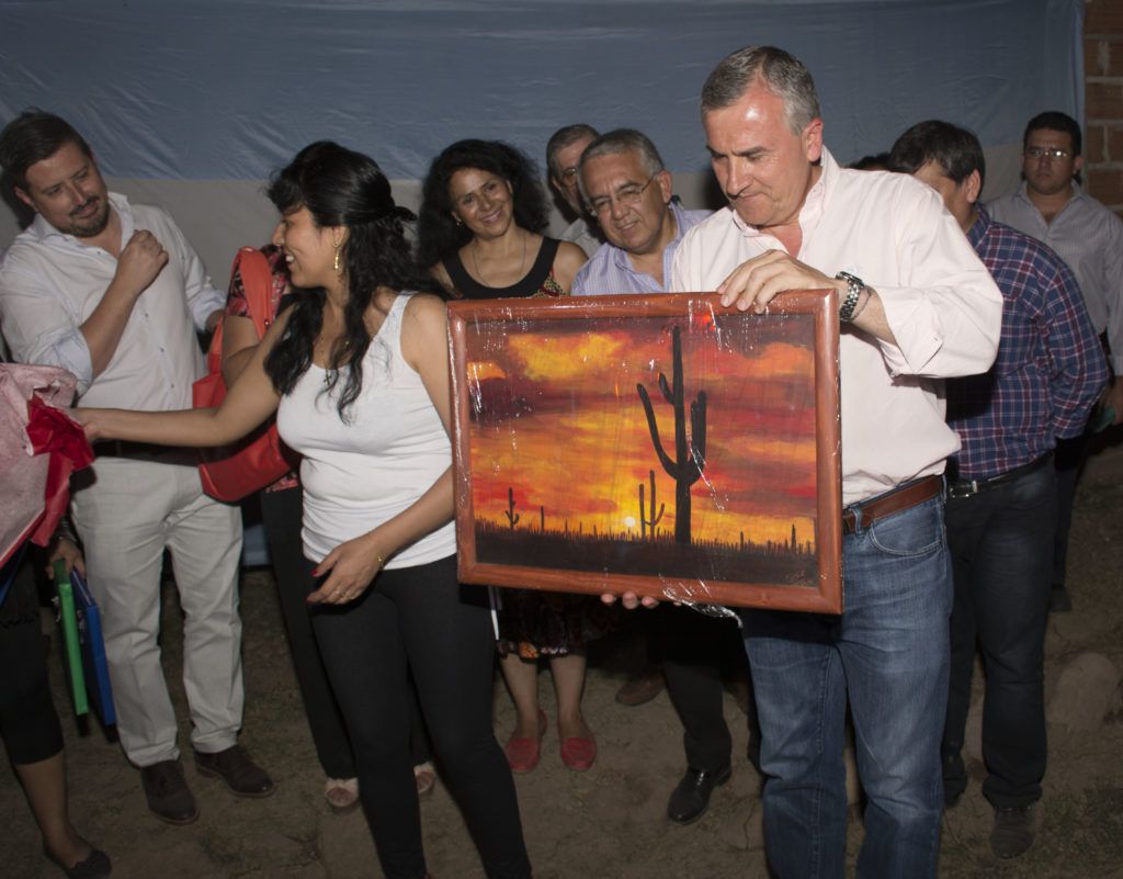 El gobernador Morales recibió obsequios de los vecinos del nuevo barrio Arturo Illia de San Pedro.