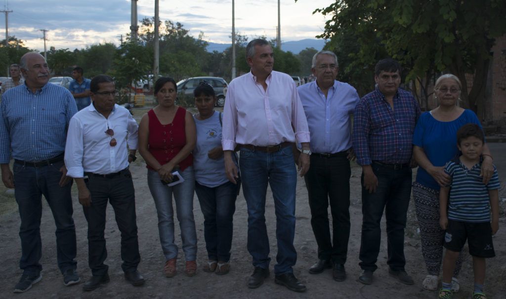 Comitiva de autoridades y funcionarios encabezada por Morales, que dejó inauguradas diversas obras de agua en San Pedro.