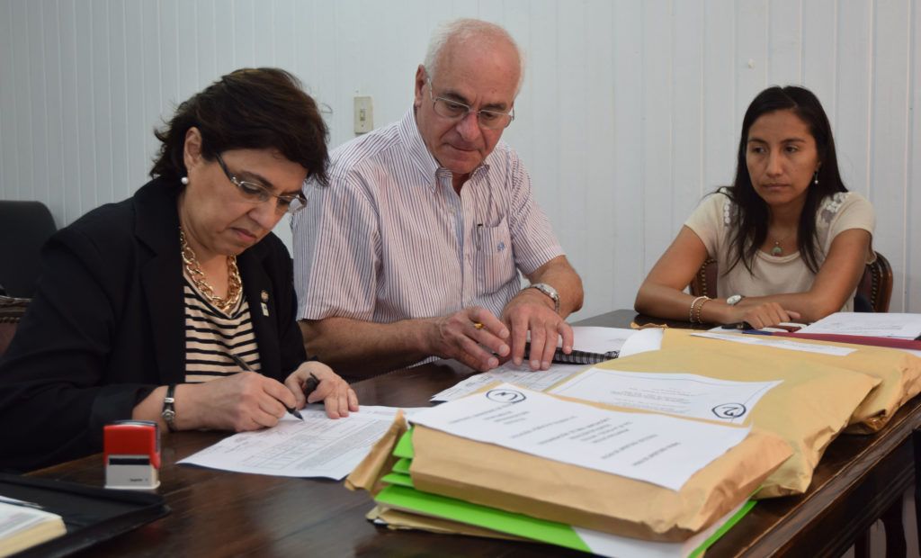 La ministra Isolda Calsina y el secretario de Infraestructura Educativa, Marcos Babnik, encabezaron los actos de apertura de propuestas correspondientes a las licitaciones para obras en dos escuelas.
