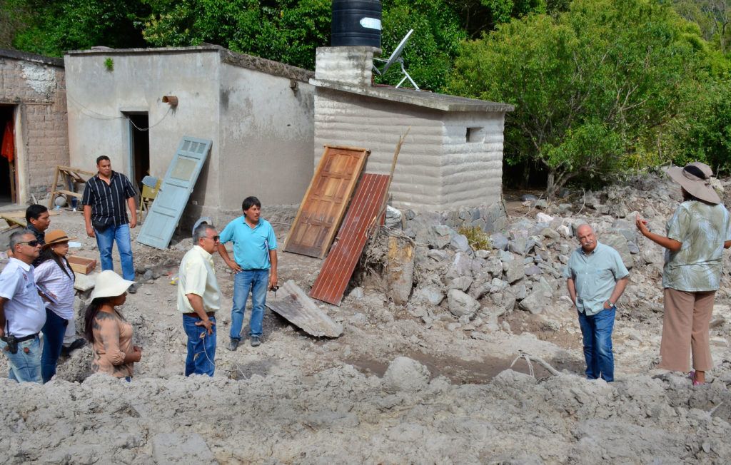 El Gobernador Gerardo Morales recorrio las casas afectadas de la localidad de Barcena