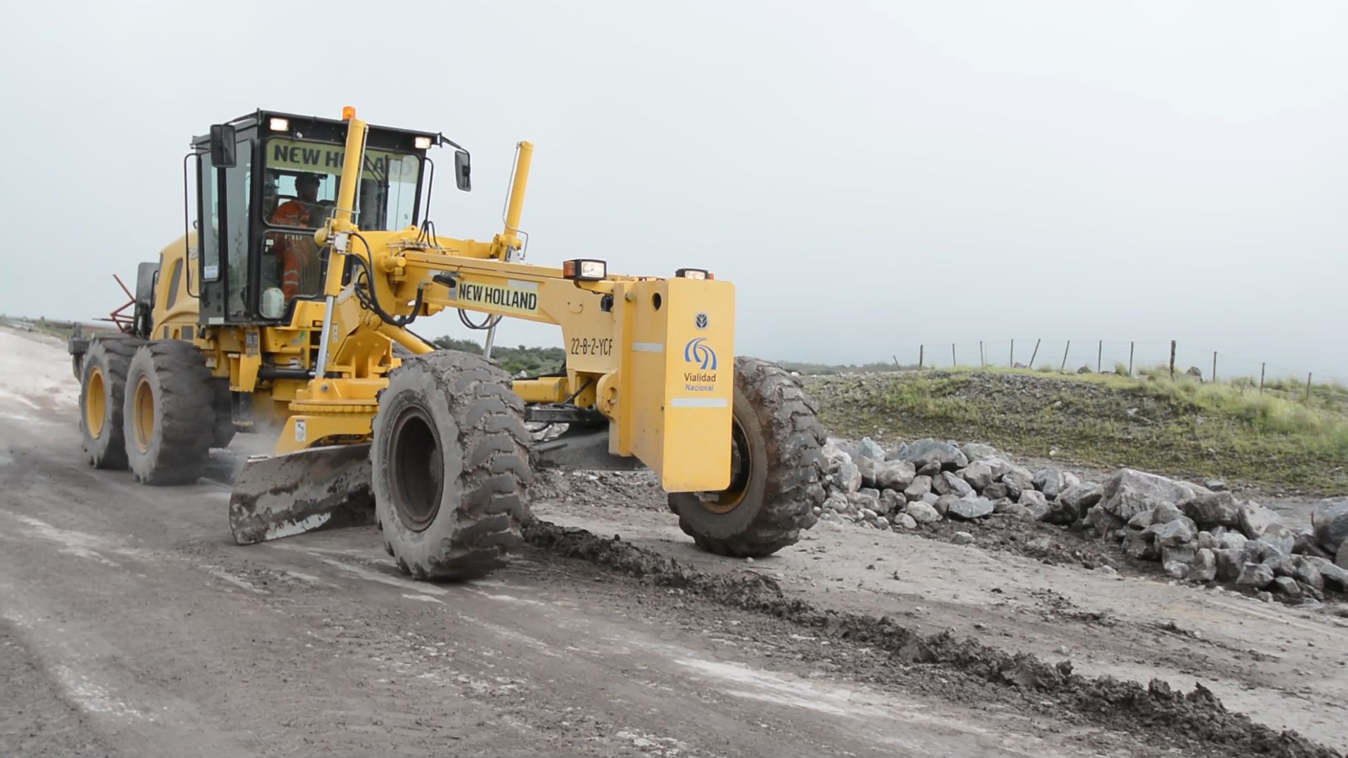 Obreros y maquinas de vialidad trabajan incansablemente en la recuperación de la calzada de la Cuesta de Barcena
