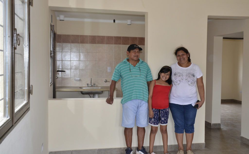 Familia de Sonia Vargas recorre lo que sera su vivienda
