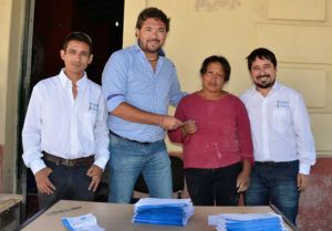 El Secretario de Gobierno Luciano Rivas entregando DNI a pobladores de Volcan
