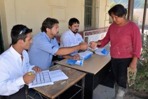 El Secretario de Gobierno Luciano Rivas entregando DNI a pobladores de Volcan