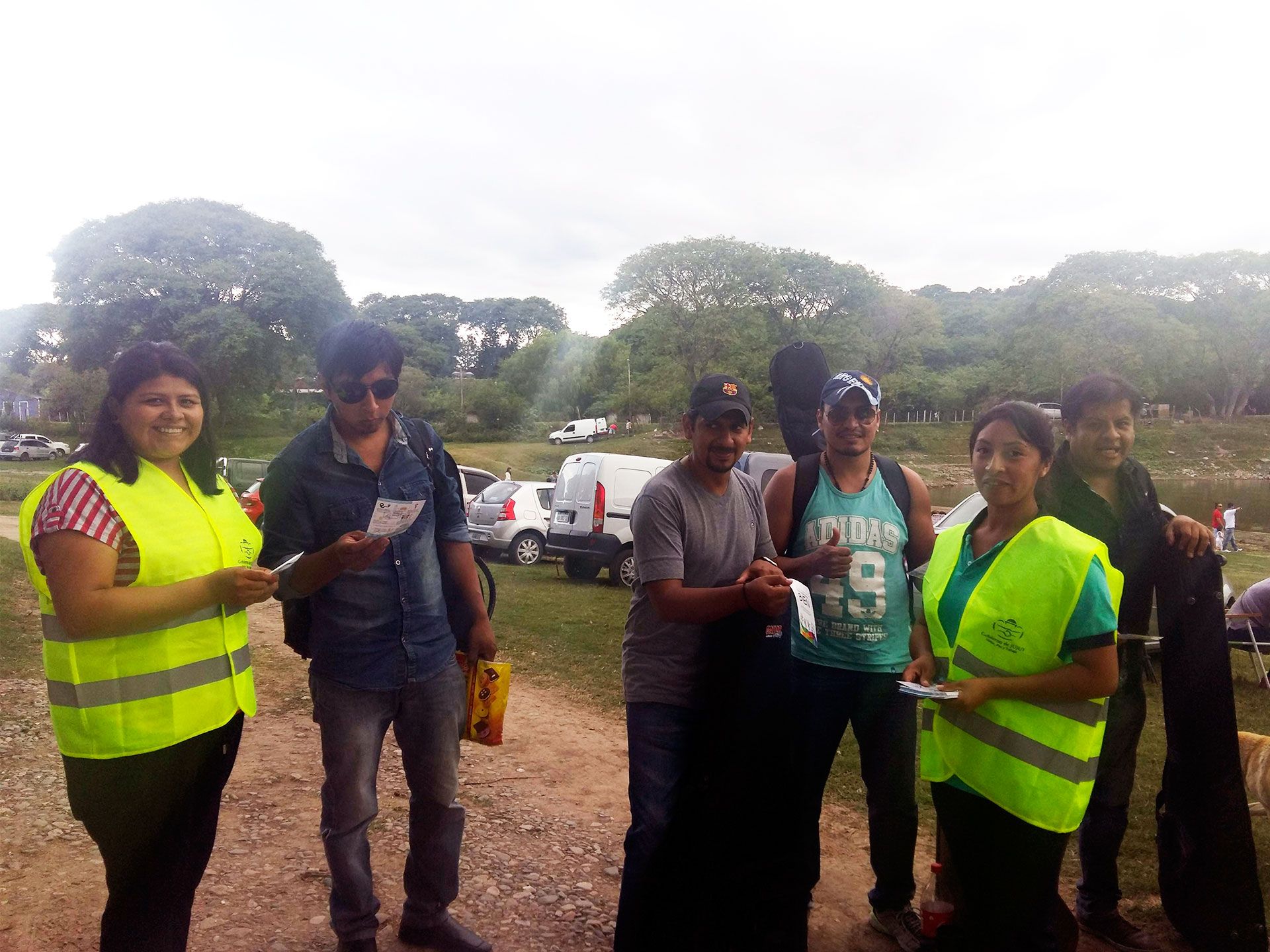 7 chicas-de-salud-repartiendo-volantes-a-grupo-de-musica