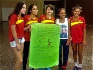 Adolescentes compartiendo lo trabajado en los talleres