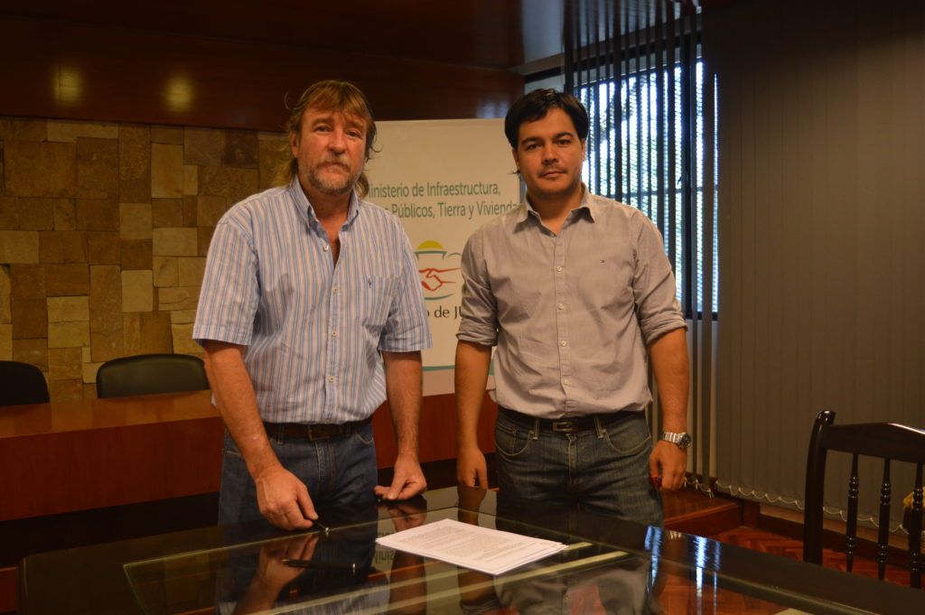 Ministro de Infraestructura Jorge Rizzotti junto al representante de la empresa JUMI SRL