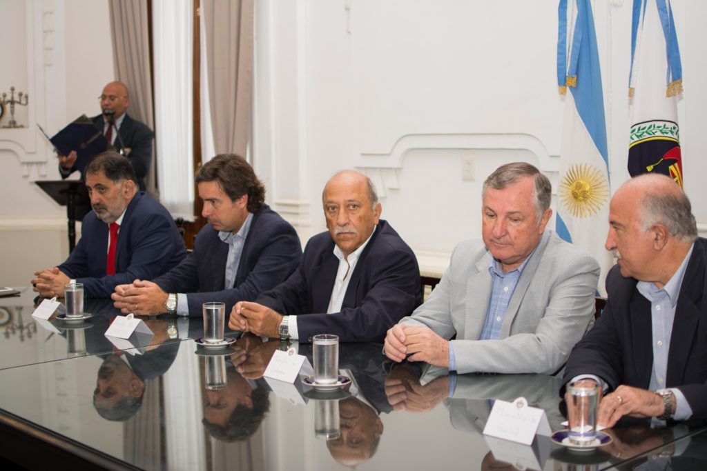 Firma de convenio entre ENACOM y municipios jujeños, en el Salón Blanco de la Casa de Gobierno.