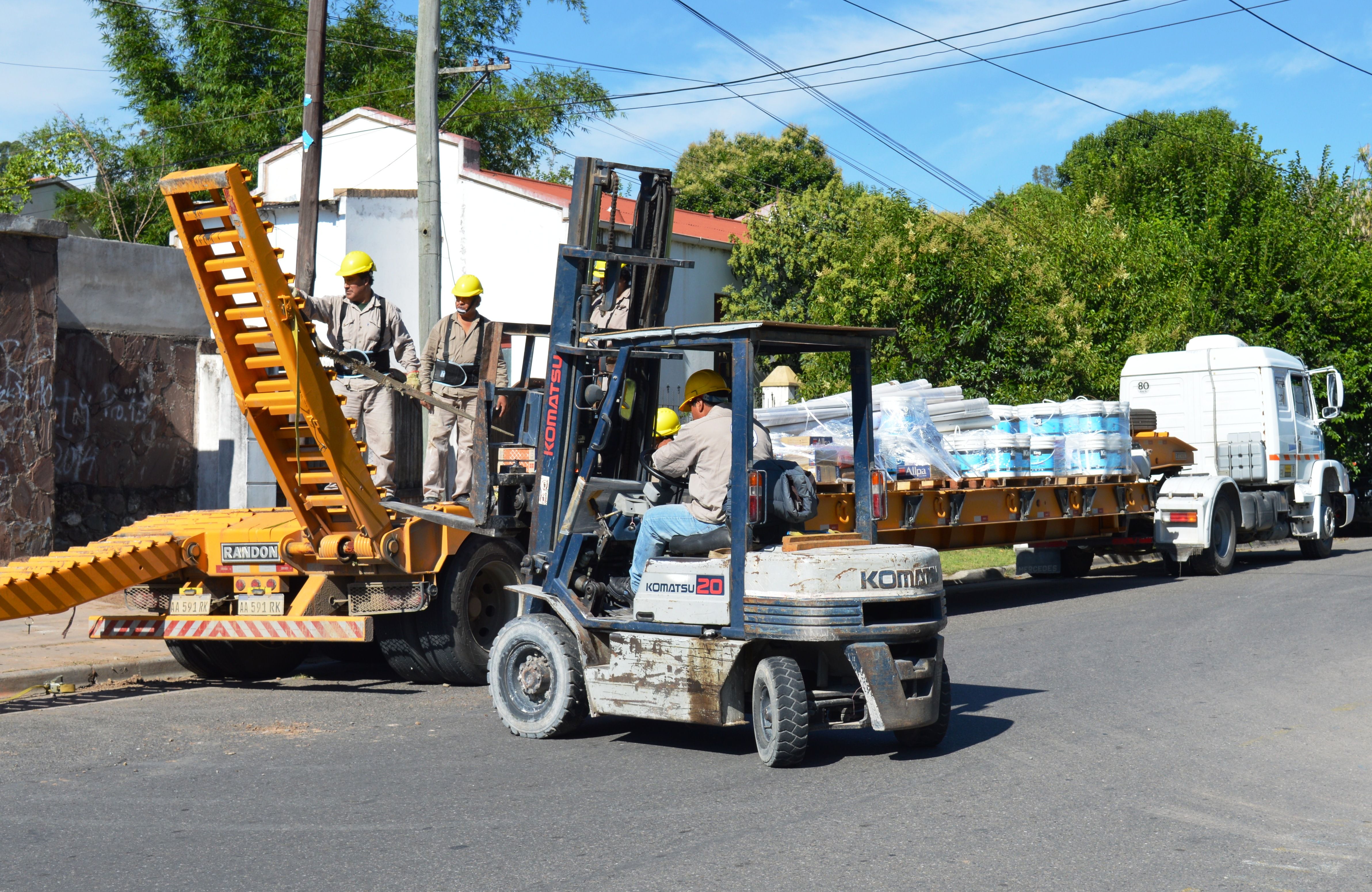 Trabajadores de Arquitectura fueron los encargados de armar los kits y cargarlos para su traslado. En el pueblo, también realizan la entrega y colaboran en la distribución.