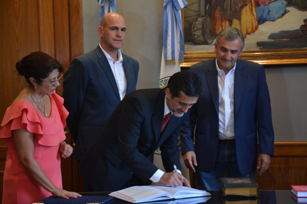 El flamante Secretario de Seguridad Pública rubrica actas de designación, en ceremonia cumplida en el Salón Fascio de Casa de Gobierno.