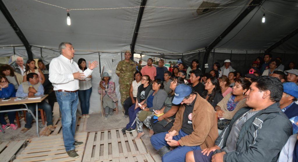 El gobernador Morales explica ante vecinos de la Manzana 1 el plan de recuperación de al Zona Roja.