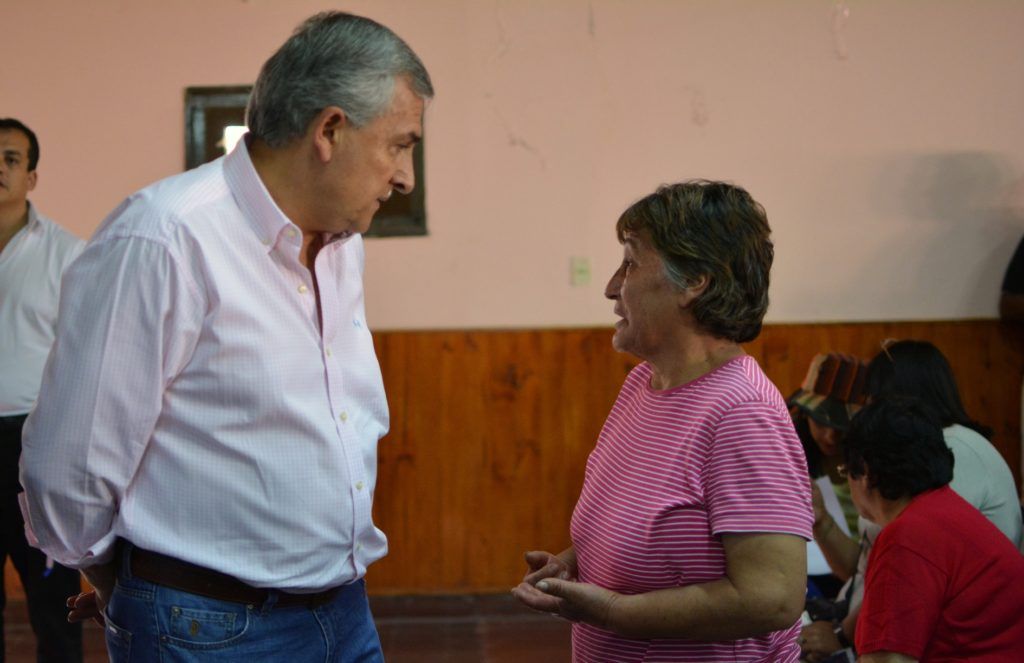 El Gobernador atendió personalmente las inquietudes de los damnificados.