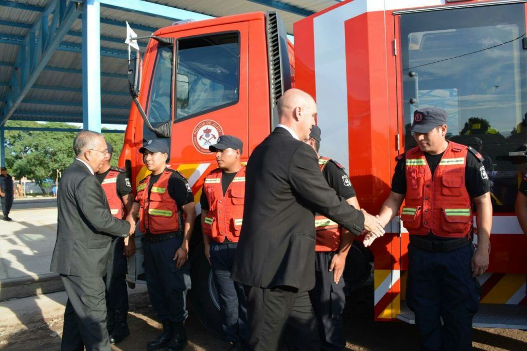 Ministro Meyer saluda a efectivos policiales 