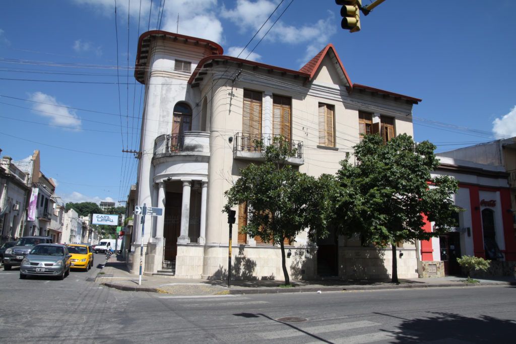 La Secretaría de Deportes y Recreación está ubicada en la calle Sen. Pérez N° 208 de la capital provincial