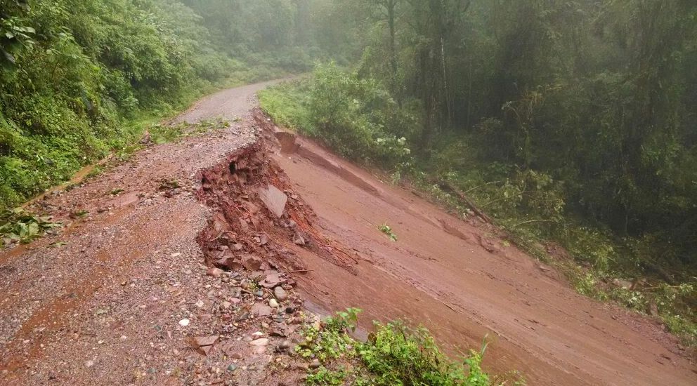Deteriorado camino a Valle Grande, producto de las intensas lluvias.