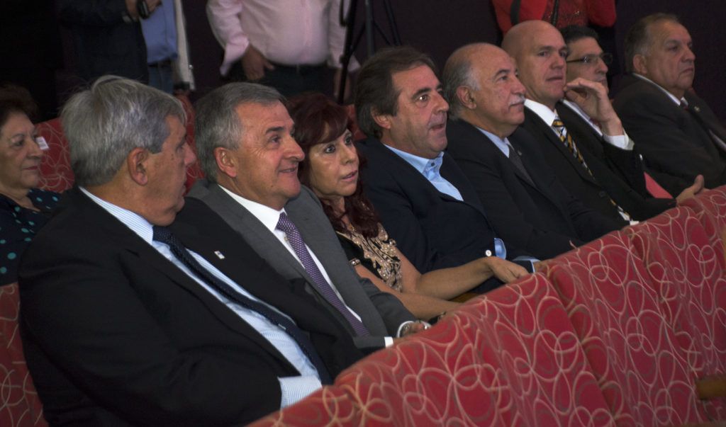 Morales, junto a otras autoridades provinciales, en la ceremonia de apertura de sesiones del Deliberante capitalino realizada en el Cine Teatro Municipal "Select".